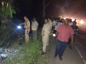 आजमगढ़। फूलपुर थाना क्षेत्र के जगदीशपुर में मंगलवार की सुबह तेज रफ्तार स्विफ्ट कार अनियंत्रित होकर पेड़ से टकराने के बाद पलट गई